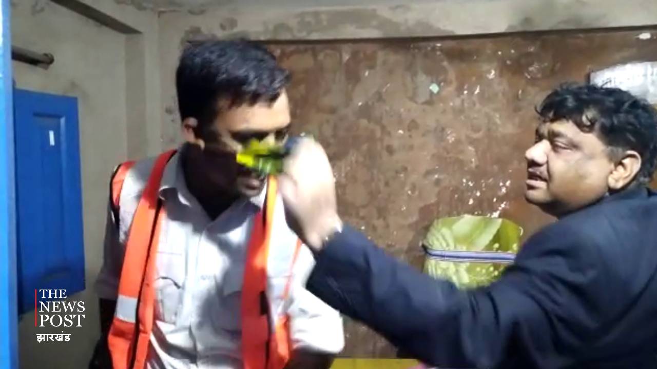 IAS के शराबी रिश्तेदार का थाना में फुल वोल्टेज ड्रामा!   कंट्रोल नहीं हुई धौंसगिरी तो पब्लिक ने ये किया