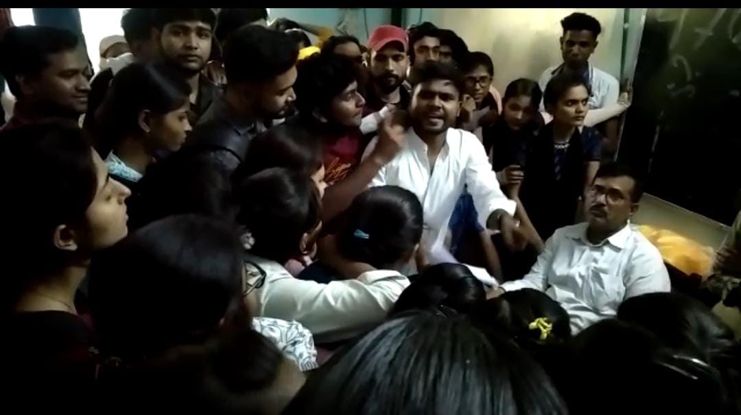 दीक्षांत समारोह: 1400 से देकर भी नहीं मिला पगड़ी और अंगवस्त्र, भूखे प्यासे लाइन में लगने से छात्रों का फूटा गुस्सा, जानिए फिर क्या हुआ