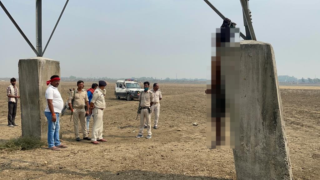 मोकामा: बिजली के टावर से लटका मिला अज्ञात का शव, इलाके में फैली सनसनी