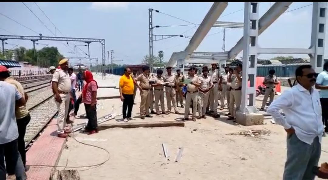 फुट ओवरब्रिज के निर्माण के दौरान दो मजदूर क्रेन से गिरे, गंभीर हालत में अस्पताल में भर्ती, देखें LIVE VIDEO