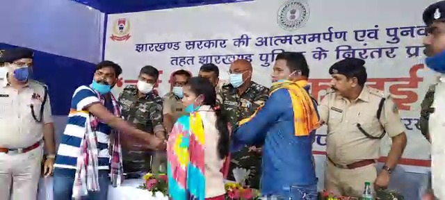 भाकपा माओवादी नक्सली बैलून सरदार, सूरज सरदार और गीता मुंडा ने पुलिस के सामने किया आत्मसमर्पण