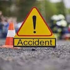 बेटी की शादी का कार्ड बांटने जा रहे थे पिता, हाइवा की चपेट में आने से हुए घायल