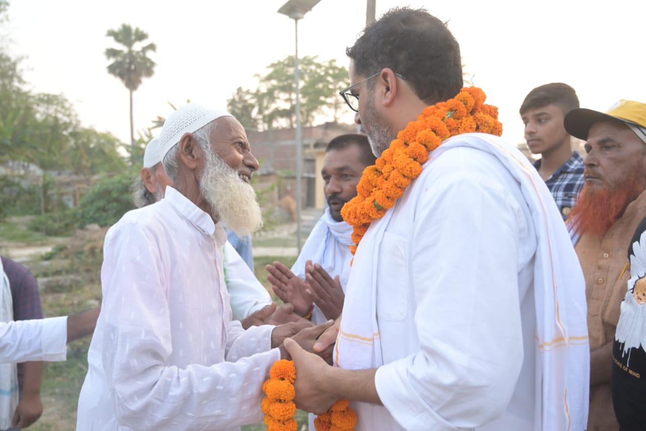 'जन सुराज पदयात्रा’ के दौरान वैशाली पहुंचे प्रशांत किशोर, कहा चवर में पानी लगने से हजारों एकड़ जमीन हो रही है बर्बाद   