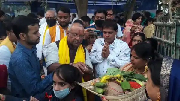 डिप्टी सीएम तारकिशोर प्रसाद ने छठव्रतियों के बीच किया पूजा सामाग्री का वितरण