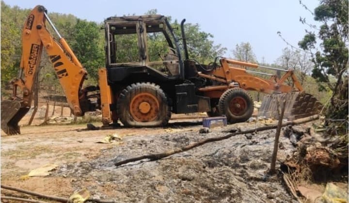 चाईबासा: सड़क निर्माण कार्य में लगे जेसीबी मशीन को किया आग के हवाले, घटना के तार नक्सलियों से जुड़े होने की आशंका 