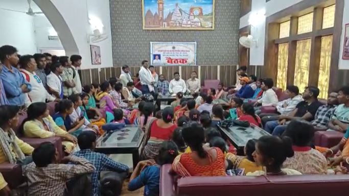 दुमका में ओलचिकी लीपि को लेकर छिड़ा विवाद, समर्थक और विरोधी आमने सामने