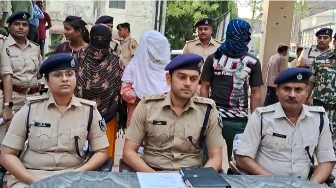 गोपालगंज : सेक्स रैकेट का भंडाफोड़, नाबालिग युवती सहित चार लोग गिरफ्तार, कई आपत्तिजनक समान बरामद   