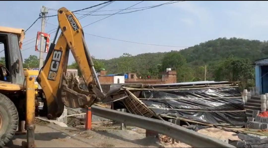 गिरिडीह: अतिक्रमण पर चला प्रशासन का बुलडोज़र, कई फुटपाथ दुकानों को जेसीबी से तोड़ा गया