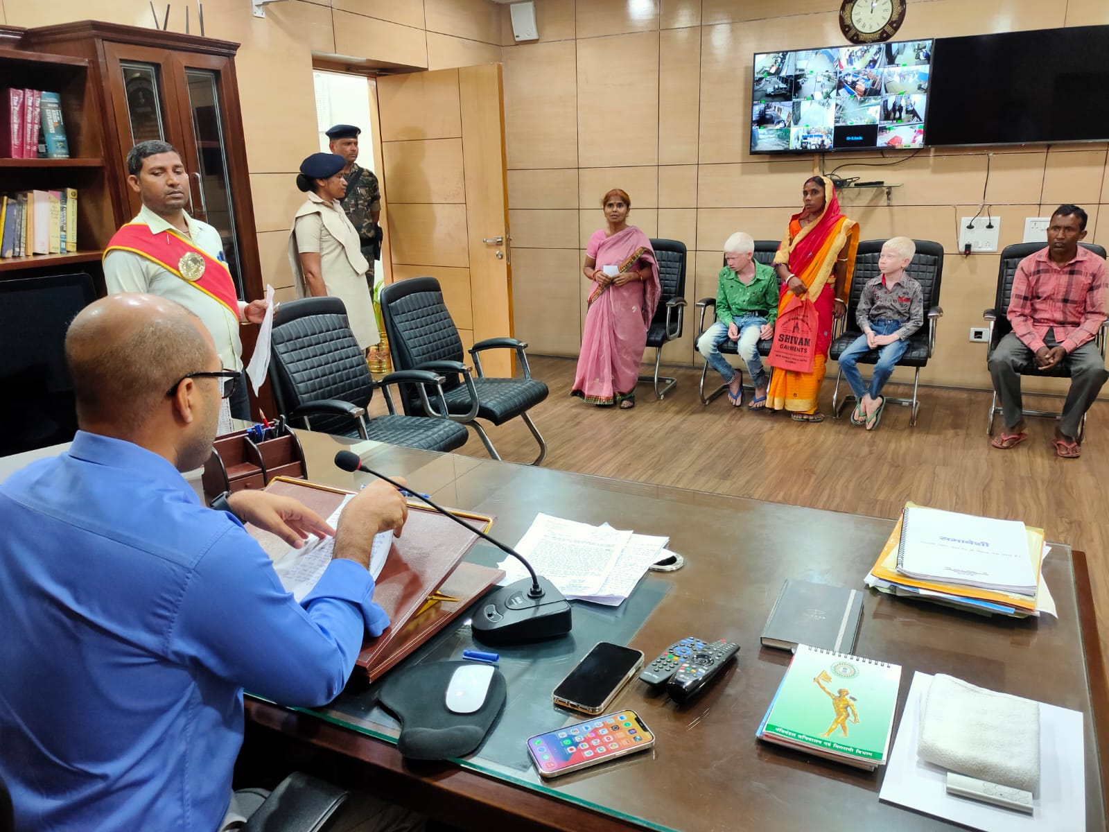 हुजूर ! दुकानदार 3 महीने में एक बार राशन देता है,वह भी तीन किलो कम ,जानिए खबर का डिटेल्स 