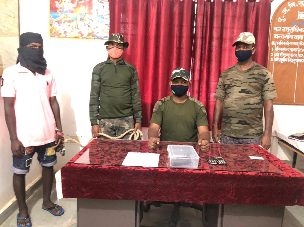 पीएलएफआई उग्रवादी  हथियार के साथ गिरफ्तार, कई कांडों का है आरोपी