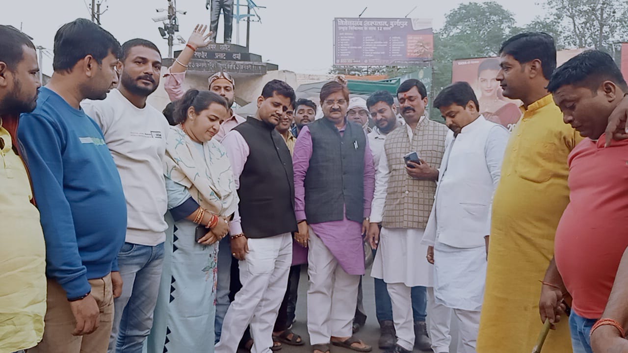 वैट कम करने की मांग पर भाजपा ने फूंके हेमंत सरकार के पुतले, कहा पेट्रोल के दाम में कब देगी सरकार और राहत