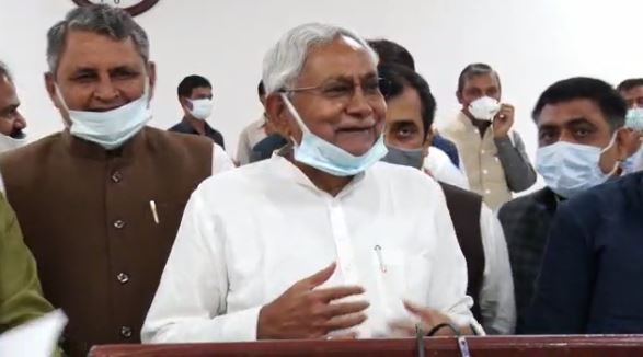 बिहार में शराब मुद्दे पर भड़के मुख्यमंत्री नीतीश कुमार, डीजीपी को जिम्मेदार अफसरों पर कारवाई का दिया निर्देश