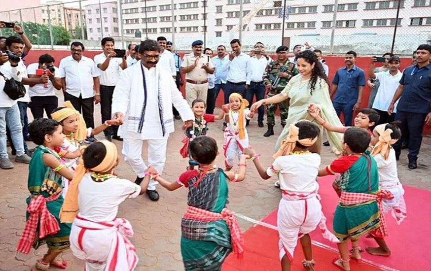 बच्चों संग कदमताल मिला झूमते नजर आये सीएम हेमंत, कहा झारखंड में भी KIIS जैसी संस्थान की जरुरत, हर मदद को तैयार