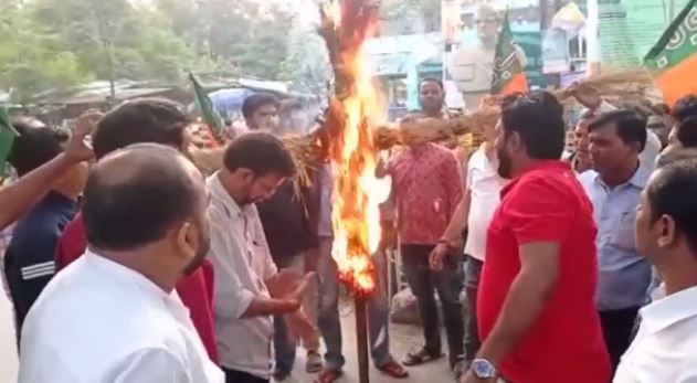 भाजपा युवा मोर्चा के कार्यकर्ताओं ने पेट्रोल और डीजल के दामों को लेकर हेमनत सोरेन का फूंका पुतला