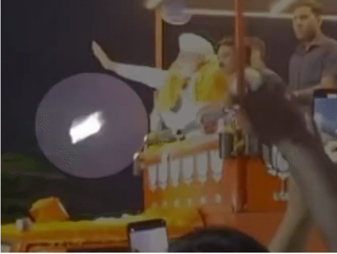 कर्नाटक चुनाव प्रचार के दौरान पीएम मोदी के रोड शो में फेंका मोबाइल फोन, जानिए क्या है मामला