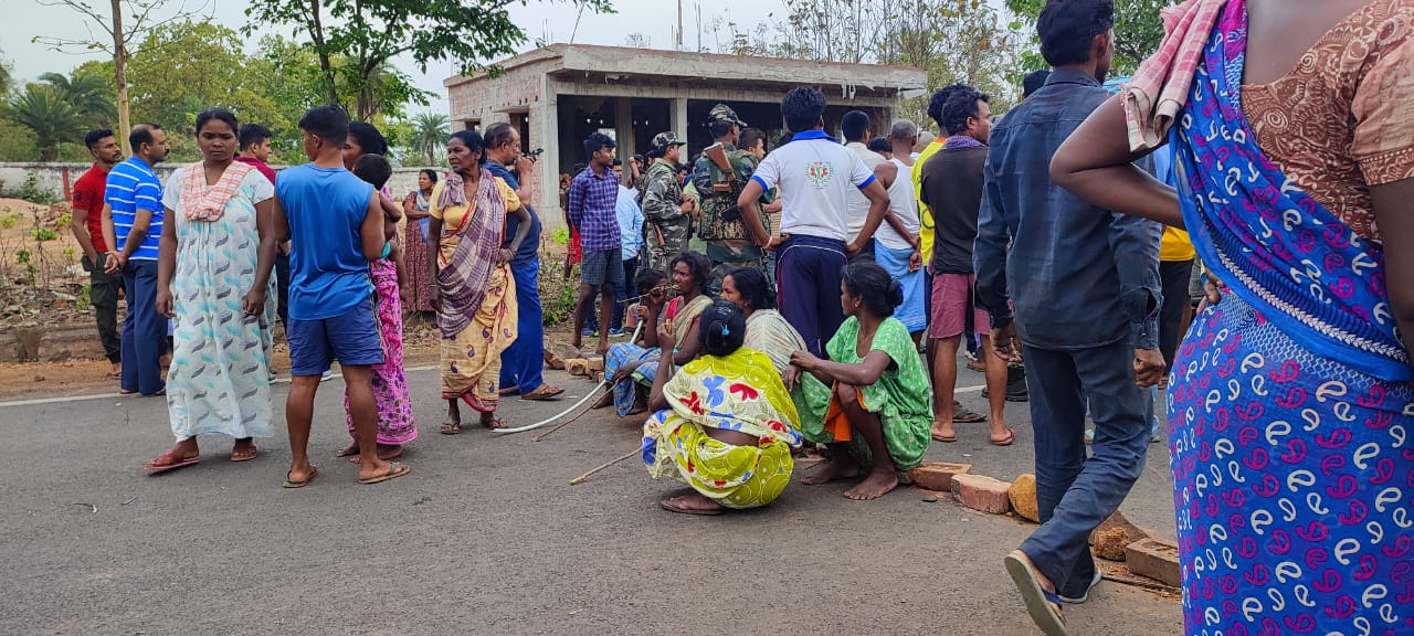 दुमका पाकुड़ मार्ग पर कोयला लोड वाहन लील रही जिंदगी, फिर एक की हुई मौत