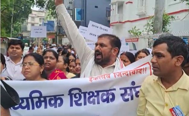 मजदूर दिवस पर नियोजित शिक्षकों का प्रतिरोध मार्च, नयी नियमावली  में सुधार की मांग 