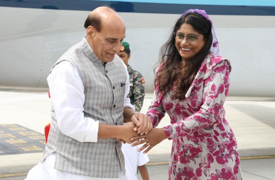 मालदीव पहुंचे रक्षा मंत्री राजनाथ सिंह, दोनों देशों के बीच व्यापक रक्षा संबंधों पर विचार-विमर्श 