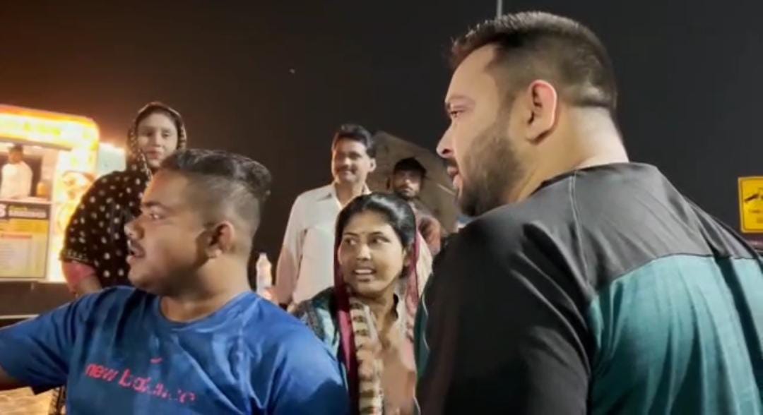 आधी रात सड़कों पर निकले तेजस्वी यादव,  कई इलाकों का लिया जायजा