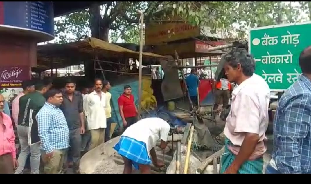 धनबाद के बैंकमोड़ में अतिक्रमण हटाने गई निगम की टीम, जानिए क्यों पीटने लगी माथा