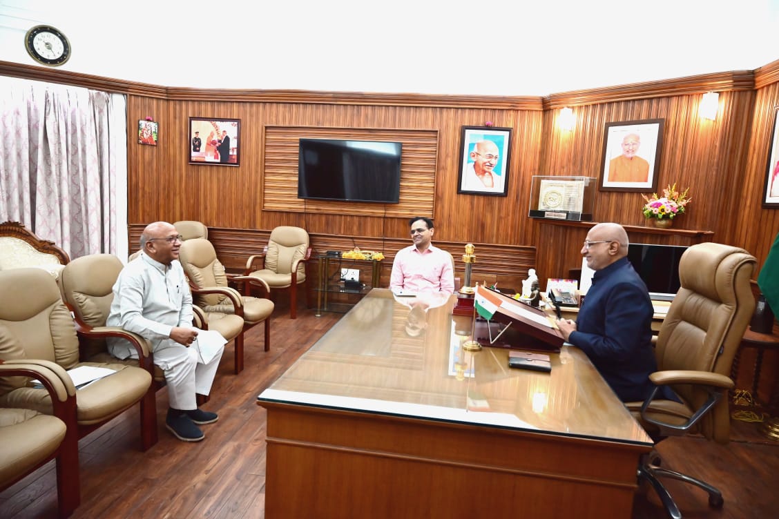 स्वास्थ्य मंत्री बन्ना गुप्ता की शिकायत लेकर राजभवन पहुंचे विधायक सरयू राय, राज्यपाल से की जांच की मांग