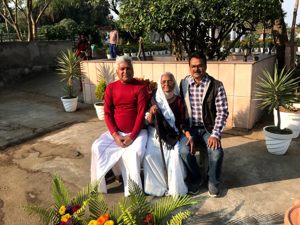 कांग्रेस नेता विजय सिंह और अशोक सिंह की माता का धनबाद के जालान अस्पताल में निधन, शुभचिंतकों का लगा तांता 