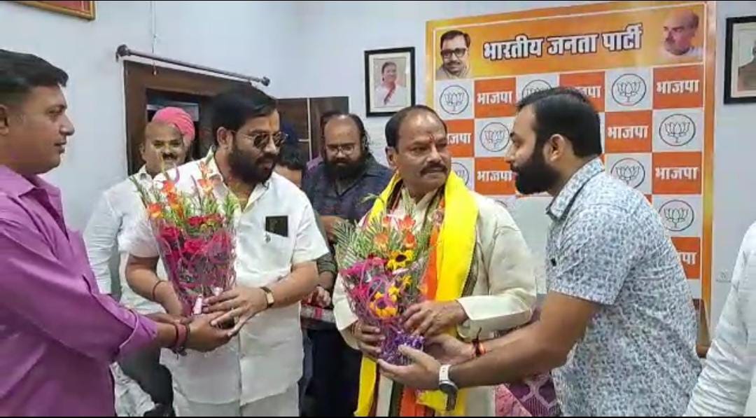 रघुवर दास का  हैप्पीवाला बर्थ डे, आवास पर बधाई देनेवालों का लगा तांता