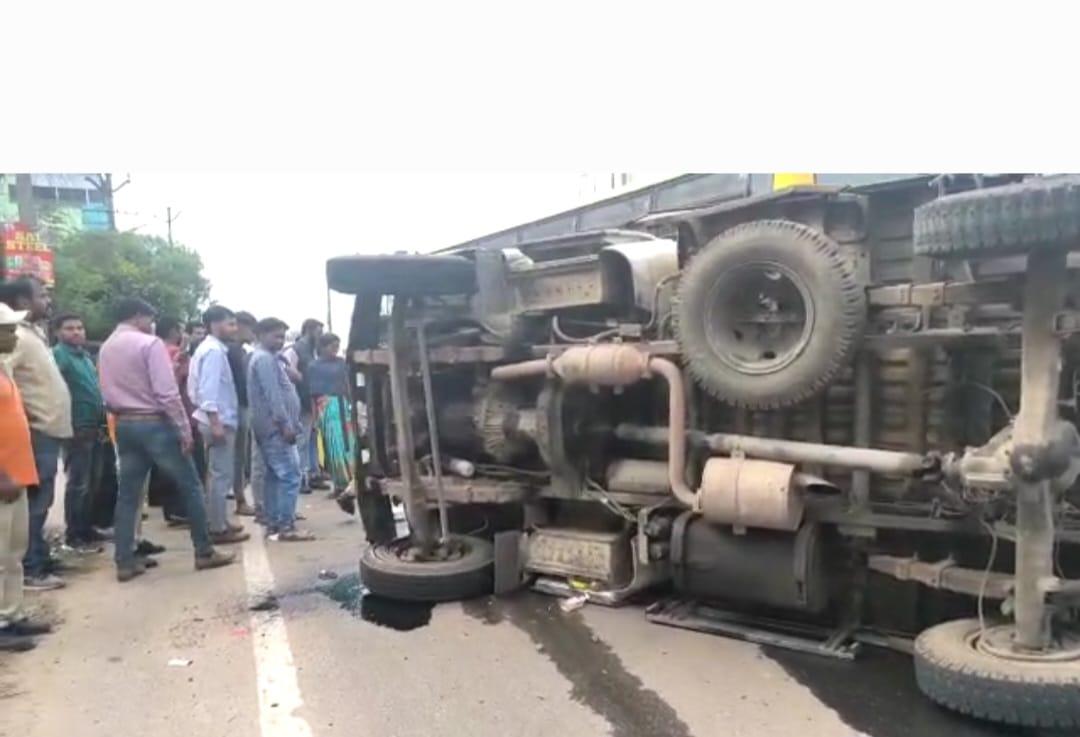 रांची: आक्सीजन सिलेंडर लदा ट्रक पलटा,चालक घायल, यातायात व्यवस्था हुई प्रभावित