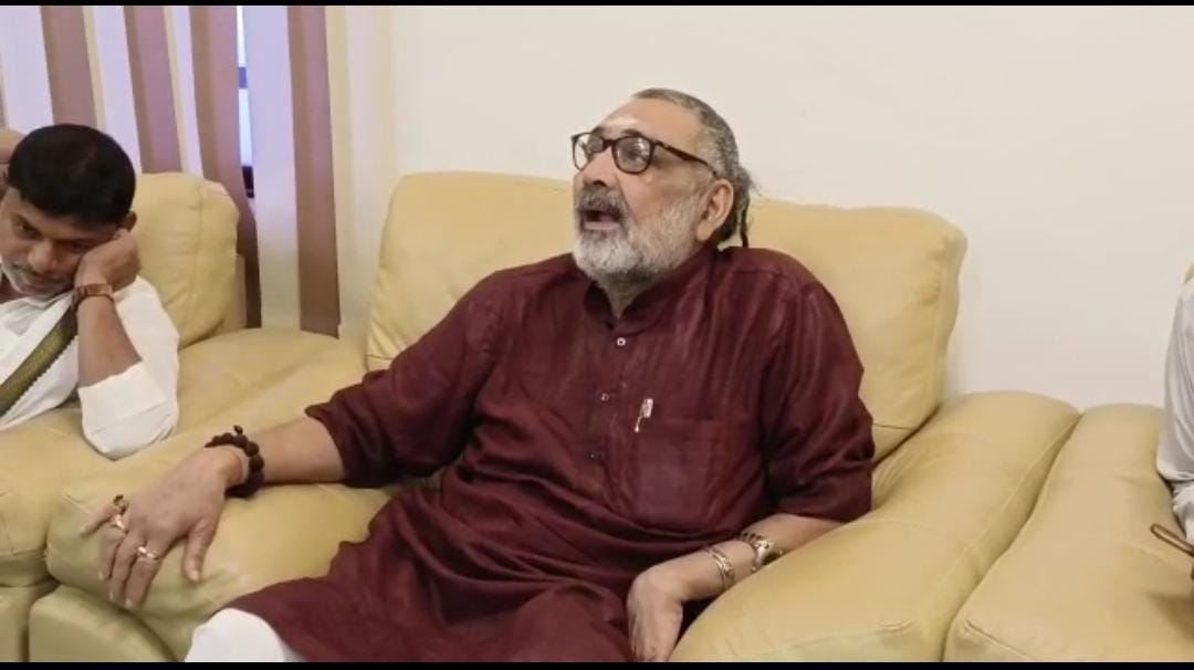 बाबा धीरेंद्र शास्त्री के बचाव में उतरी बीजेपी, गिरिराज ने कहा नीतीश में हिम्मत है, तो गिरफ्तार करके दिखाएं