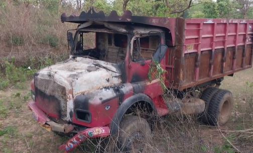 खूंटी में अपराधियों ने अवैध लकड़ी लदे ट्रक और बाइक को जलाया, पुलिस के दावे की निकली हवा