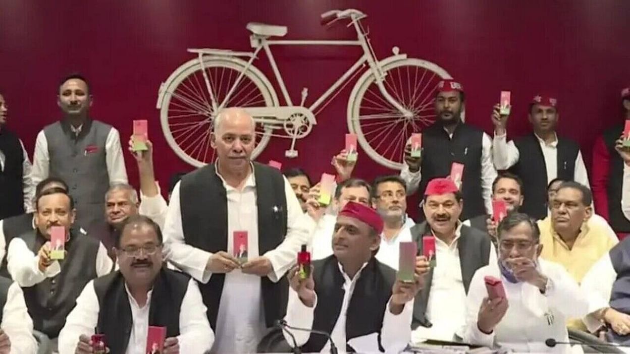 अखिलेश यादव ने लॉन्च किया समाजवादी परफ्यूम, रंग बदलने को लेकर कसा भाजपा पर तंज
