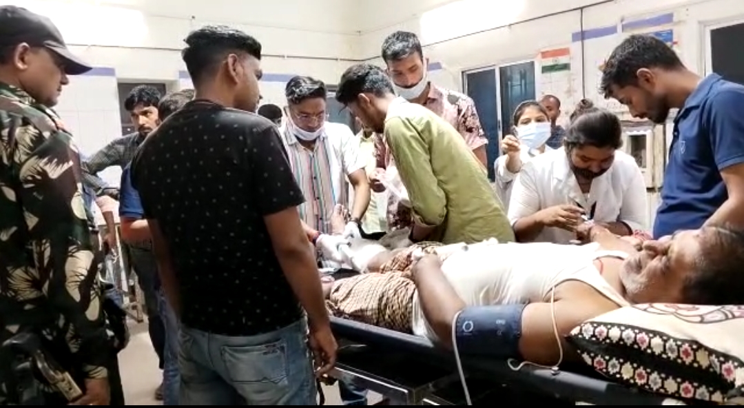 आरा: शिक्षा पदाधिकारी को हथियारबंद अपराधियों ने मारी गोली, जख्मी हालत में अस्पताल में भर्ती