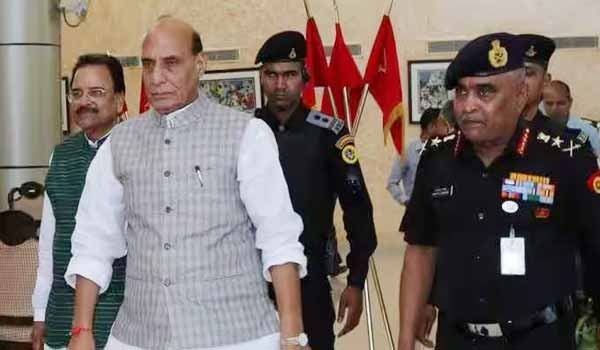 रक्षामंत्री राजनाथ सिंह पहुंचे जम्मू, सेना के ऑपरेशन की करेंगे समीक्षा