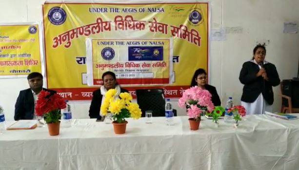 तेनुघाट व्यवहार न्यायालय परिसर में महिलाओं को दी गई कानून की जानकारी