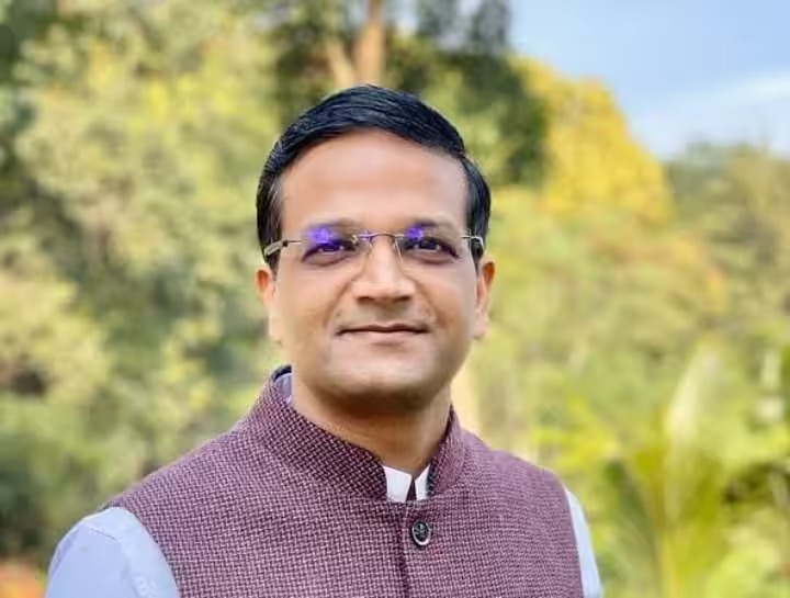 ED की कार्रवाई के बाद अब सरकार का एक्शन, IAS छवि रंजन को किया सस्पेंड