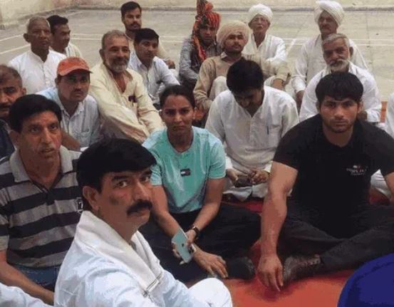 महिला पहलवानों के दंगल में अब खाप महापंचायत! महिला किसानों ने तोड़ डाला दिल्ली पुलिस की बैरिकेंटिंग