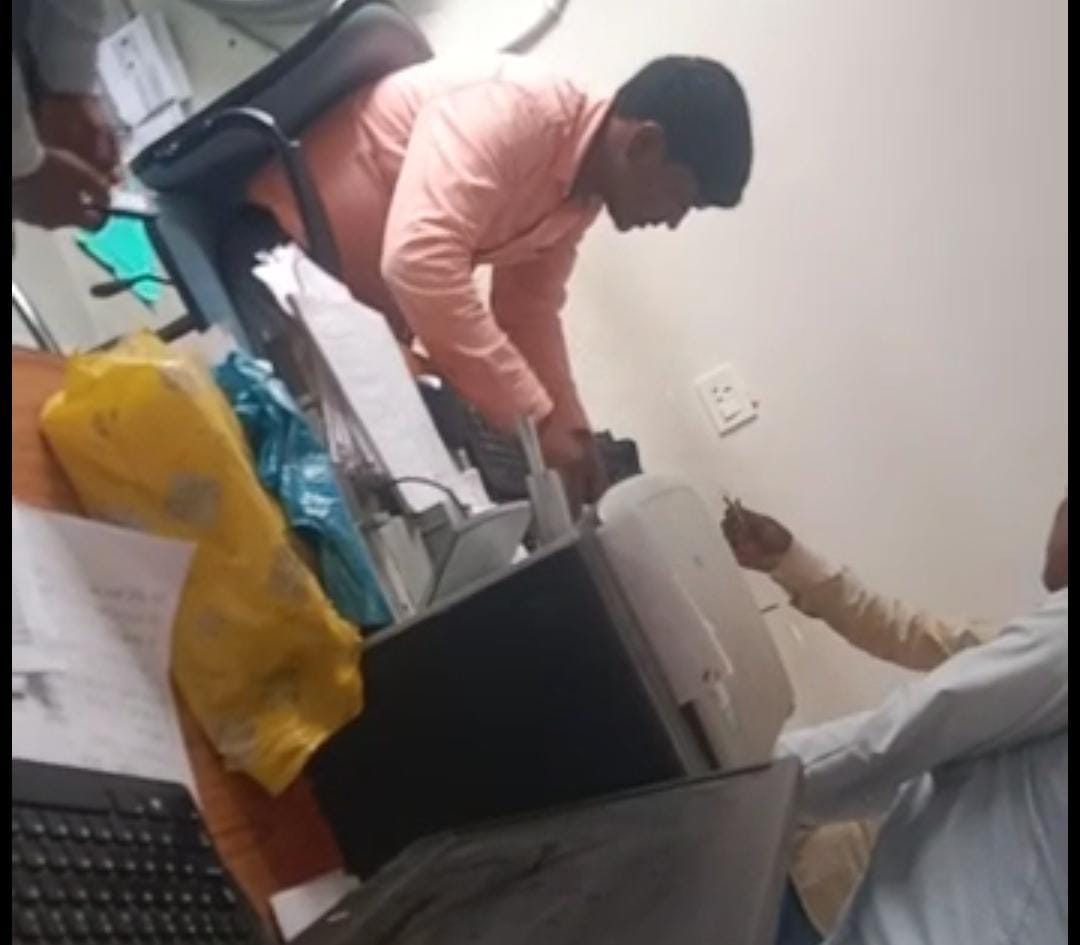 गढ़वा: अंचल कार्यालय से घूस लेने का वीडियो वायरल, देखियें कैसे बुजुर्ग से ली जा रही है खुलेआम घूस