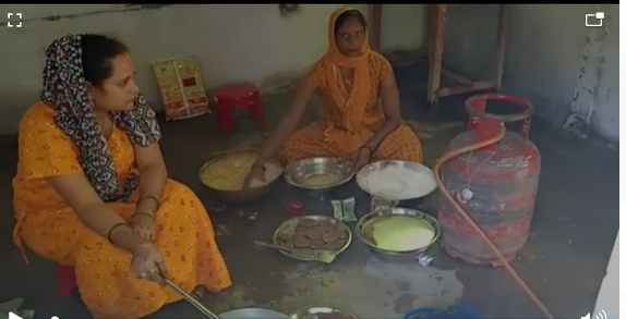 दुमका में घर-घर से आ रही सोंधी खुशबू, पवित्रता और सहयोग के साथ तैयार हो रहा महाप्रसाद ठेकुआ