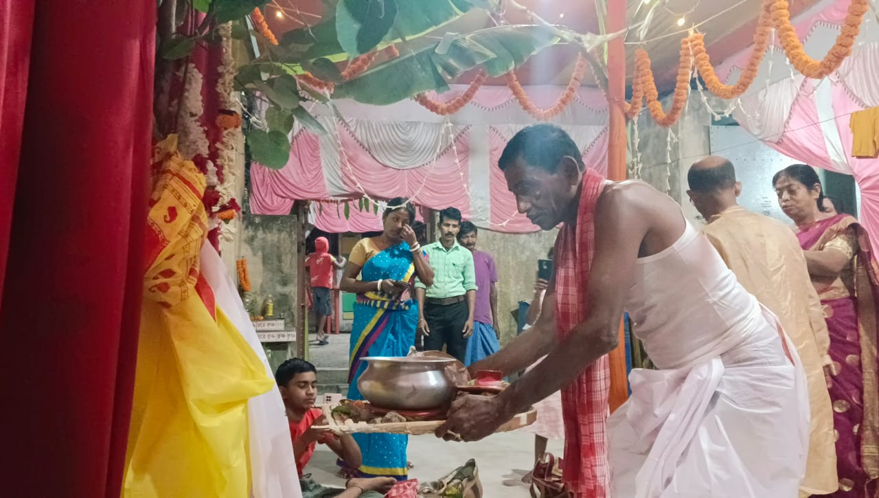 ये कैसी शादी ! बंगाल में बुजुर्ग ने कराई अनोखी शादी, अब भीषण गर्मी में होगा ठंड का अहसास