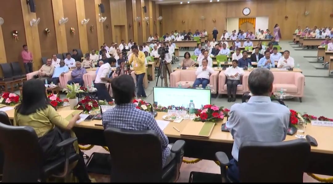 काम करने में भी डर रहे हैं अधिकारी, ज्योतिष से भी भविष्य जानने का हो रहा प्रयास, जानिए ब्यूरोक्रेसी का हाल