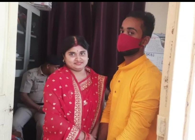 बिहार: बचपन के प्यार के लिए प्रेमी-प्रेमिका ने भागकर की शादी, जानें क्यों लाल जोड़े में थाने में पहुंची नई नवेली दुल्हन