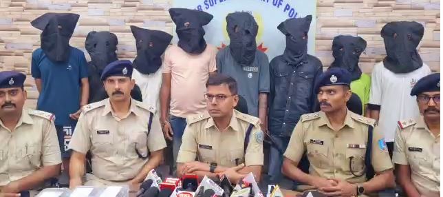 जमशेदपुर में छिनतई करने वाले दो गिरोह का पुलिस ने किया पर्दाफाश, आठ आरोपी गिरफ्तार  