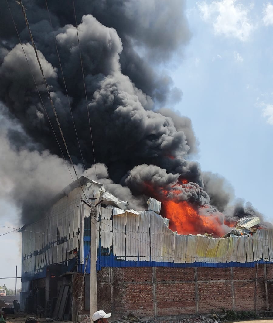 रांची के 2 इलाकों में लगी भीषण आग, प्लास्टिक फैक्ट्री और एक घर जलकर खाक  