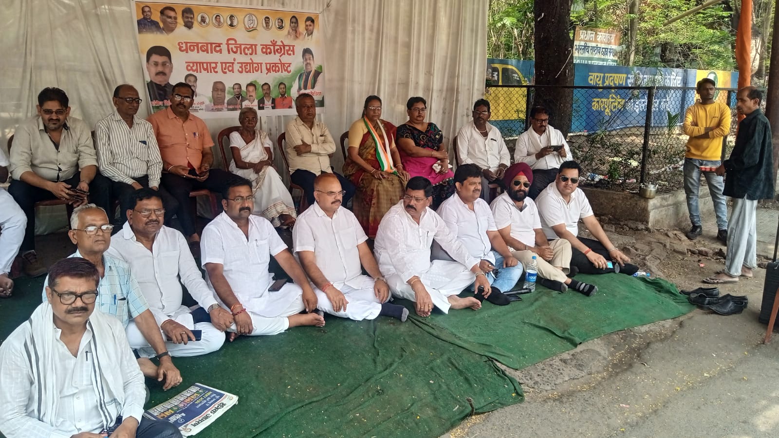 धनबाद के कोंग्रेसियों की ललकार, कार्यालय खोल दे सरकार, नहीं तो होगी असहज  