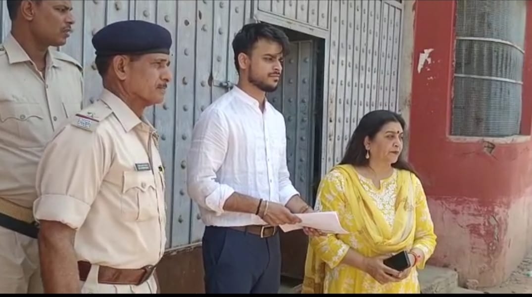 मुख़्यमंत्री की तस्वीर है तो राष्ट्रपति और प्रधानमंत्री की क्यों नहीं, जानिए किसने उठाया सवाल 