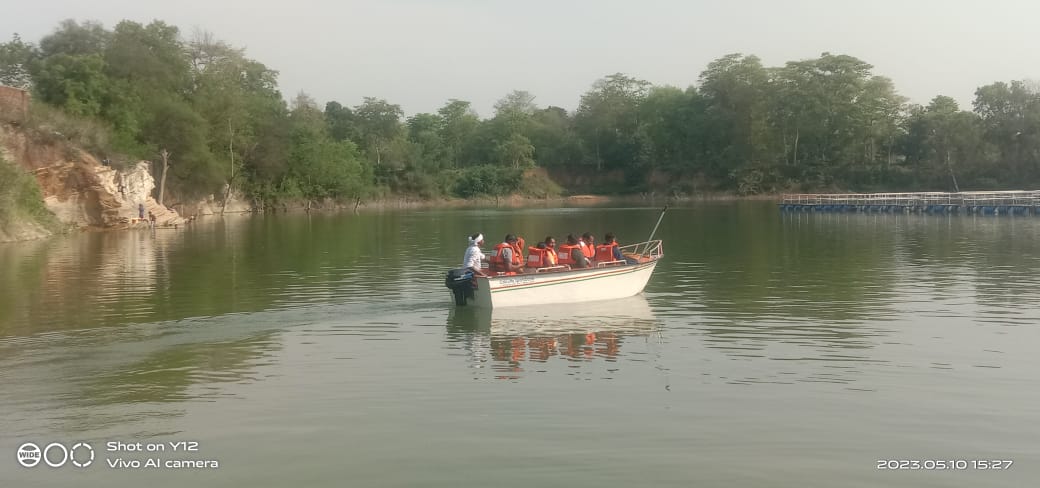 चाईबासा: विधायक और उपायुक्त ने कमारहातु में मछली पालन एवं नौका विहार का किया उद्घाटन