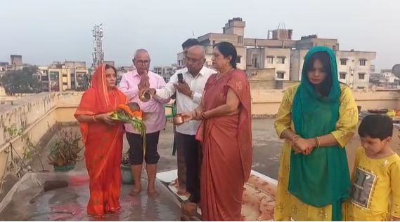 मारबउ रे सुगवा धनुष से…छतों पर लोकगीतों के साथ दिया गया अस्तगामी सूर्य देव को अर्घ्य