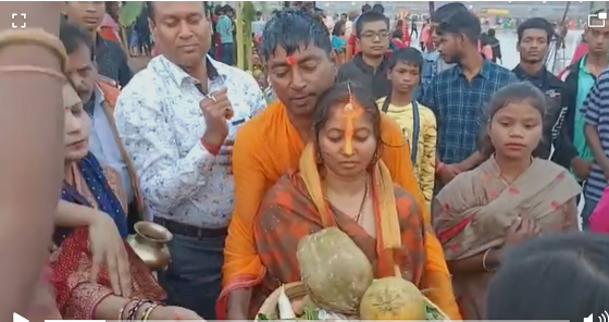 घाटों पर दिया गया अस्तगामी सूर्य को अर्घ्य, भगवान भास्कर से की सुख-शांति की कामना