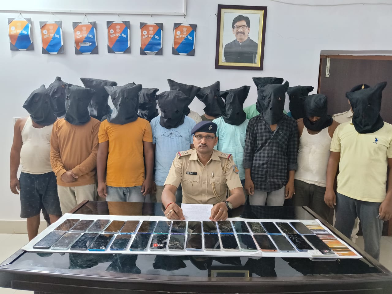 देवघर साइबर पुलिस को मिली सफलता, चार कुख्यात समेत 16 साइबर अपराधी गिरफ्तार