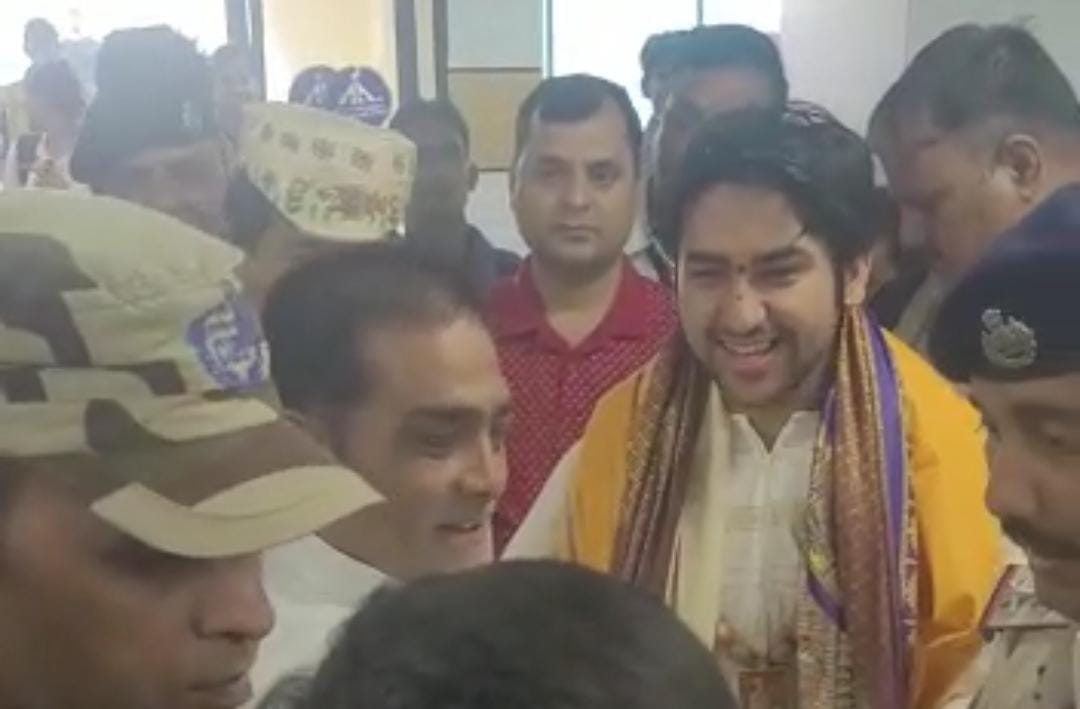 सियासी खींचा-तानी के बीच धीरेन्द्र शास्त्री पहुंचे पटना, कहा-'बिहार हमार बा हो, सब ठीक बा'